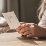 découvrez des phrases inspirantes et touchantes pour écrire un petit mot mémorable à votre filleule, qui marquera son cœur et l'encouragera.