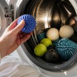 découvrez des alternatives efficaces et écologiques pour remplacer la balle de tennis dans votre machine à laver, afin d'améliorer le lavage de vos vêtements tout en préservant l'environnement.